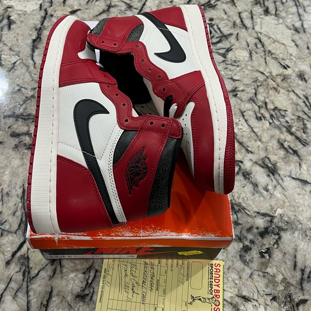 Jordan 1 Retro High OG
Chicago Lost and Found SIZE 10 - Picture 3 of 5